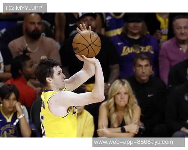 里夫斯谈詹姆斯传球与投篮的争议引发人们对球员选择的不同看法与评价